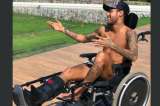Críticas a Neymar por posar en silla de ruedas para homenajear a Hawking