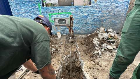 Aguas residuales inundan 160 casas en Engativá: vecinos apuntan a presunto error en una obra
