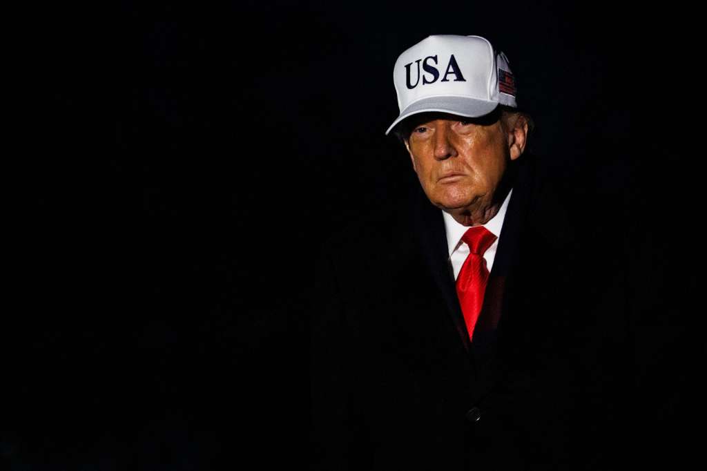Washington (United States), 13/12/2025.- US President Donald Trump walks across the South Lawn towards the White House after landing in Marine One in Washington, DC, USA, 13 December 2025. The President was attending the Army-Navy football game at M&T Bank Stadium in Baltimore, Maryland. EFE/EPA/Samuel Corum / POOL