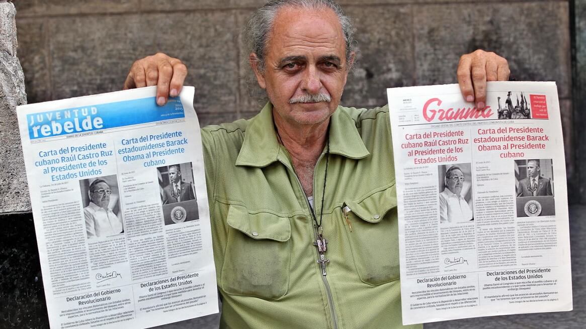 Un vendedor de periódicos es visto mostrando la portada del diario oficial Granma y Juventud Rebelde que publican las cartas intercambiadas ayer entre el presidente cubano Raúl Castro y su homólogo de EE.UU. Barack Obama. / Archivo EFE