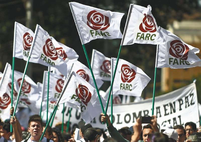Foto de archivo del 1 de septiembre de 2017 que muestra a miembros y simpatizantes de las FARC ondeando banderas con el entonces logo de las FARC (Fuerza Alternativa Revolucionaria Común), luego Comunes, y el partido político tras su desarme.