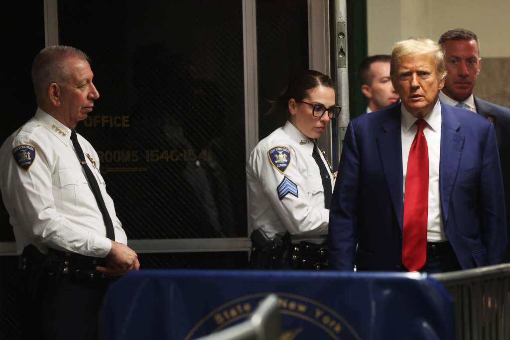 New York (United States), 25/03/2024.- Former US president Donald Trump (R) returns to court from a recess during a pre-trial hearing in a hush money case in criminal court in New York City, New York, USA, 25 March 2024. Trump was charged with 34 counts of falsifying business records last year, which prosecutors say was an effort to hide a potential sex scandal, both before and after the 2016 election. Judge Juan Merchan is expected to set a new start date for the trial after it was delayed following the disclosure of new documents in the case. (Nueva York) EFE/EPA/SPENCER PLATT / POOL