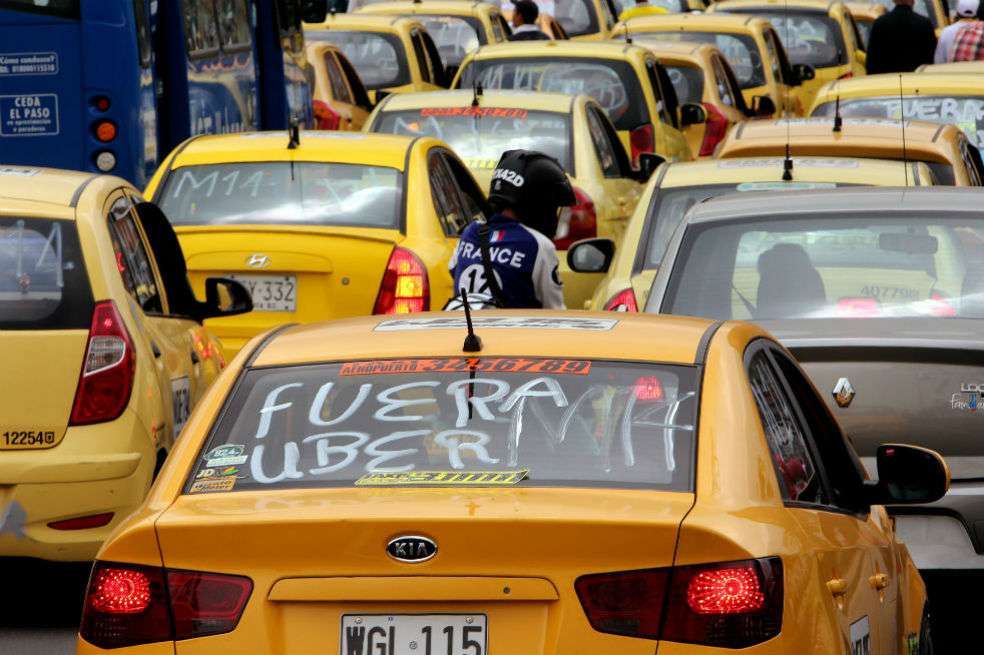 ¿Por qué, si el cambio de los taxímetros busca eliminar uno de los principales motivos de desconfianza entre usuarios y taxistas, hay tanta resistencia al cambio? / Archivo EFE