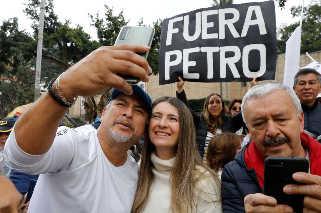 BOG400. BOGOTÁ (COLOMBIA), 29/10/2022.- Un simpatizante se toma hoy una foto con la senadora Paloma Valencia (c), del partido derechista Centro Democrático, durante una protesta contra el Gobierno de Gustavo Petro, en Bogotá (Colombia). Partidos de la oposición y otros sectores de la sociedad convocaron para este sábado una nueva jornada de manifestación llamada Gran Marcha Nacional, para rechazar las reformas que adelanta el nuevo Gobierno. EFE/Carlos Ortega