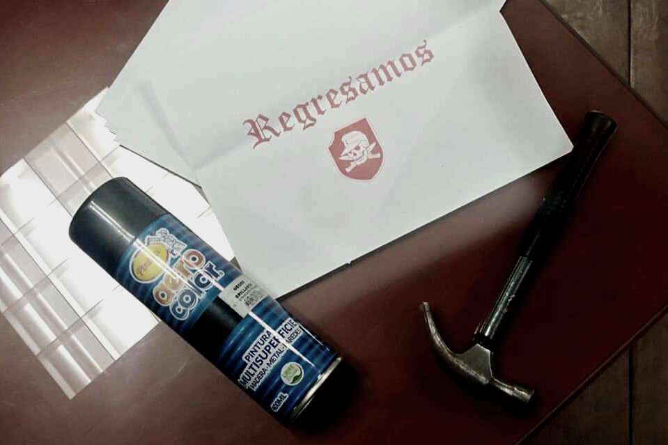 Un martillo y un panfleto con el mensaje "Regresamos" amaneció en la sede de la FARC, en el barrio Teusaquillo.  / Twitter: @PartidoFARC