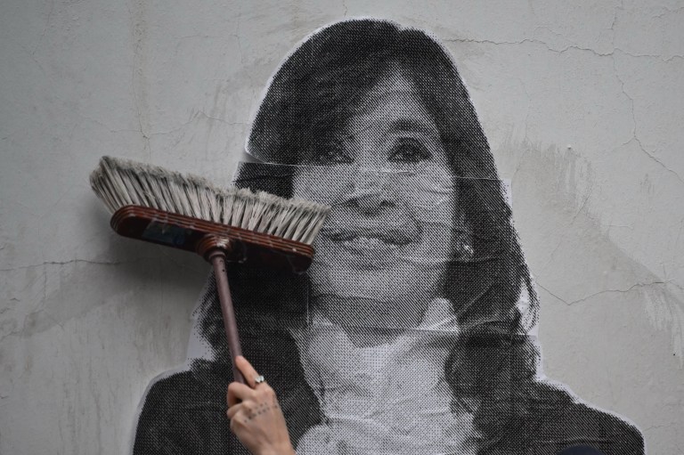 Ordenan decomisar bienes por USD 500 millones a Kirchner y otros condenados por corrupción