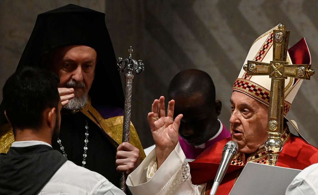 -FOTODELDÍA- CIUDAD DEL VATICANO, 29/06/2024.- El Papa Francisco (d) y el obispo de Constantinopla Emmanuel de Calcedonia (i) asisten a la Misa solemne de los Santos Pedro y Pablo en la Basilica de San Pedro, Ciudad del Vaticano. EFE/RICCARDO ANTIMIANI