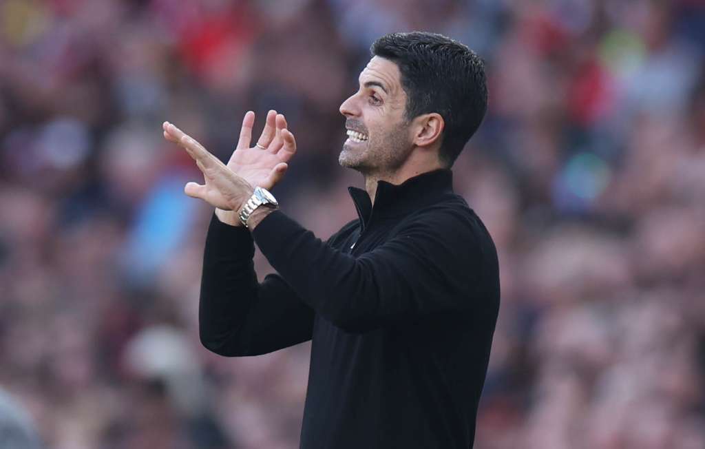 London (United Kingdom), 05/10/2024.- Arsenal manager Mikel Arteta gestures during the English Premier League soccer match between Arsenal FC and Southampton FC, in London, Britain, 05 October 2024. (Reino Unido, Londres) EFE/EPA/NEIL HALL EDITORIAL USE ONLY. No use with unauthorized audio, video, data, fixture lists, club/league logos, 'live' services or NFTs. Online in-match use limited to 120 images, no video emulation. No use in betting, games or single club/league/player publications.
