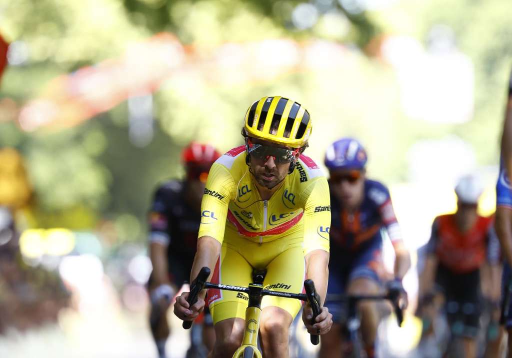 Toulouse (France), 16/07/2025.- The Yellow Jersey overall leader Irish rider Ben Healy of EF Education - EasyPost arrives at the finish during the 11th stage of the Tour de France cycling race over 156.8km around Toulouse, France, 16 July 2025. (Ciclismo, Francia) EFE/EPA/MARTIN DIVISEK