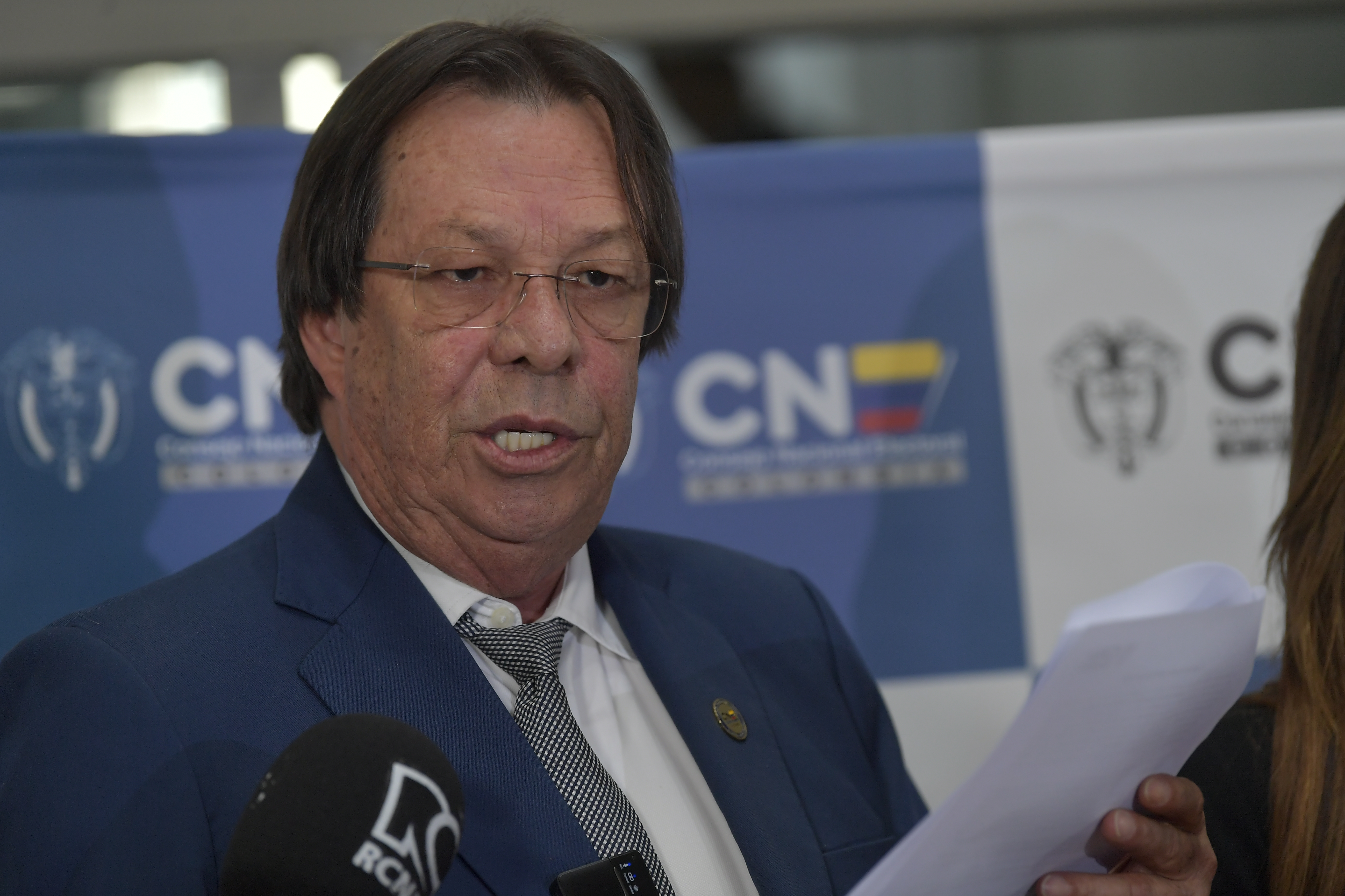 Los magistrados del Consejo Nacional Electoral, César Lorduy, Maritza Martínez y Álvaro Hernán Prada, en rueda de prensa comunicando la decisión de investigar la campaña presidencial de Gustavo Petro.