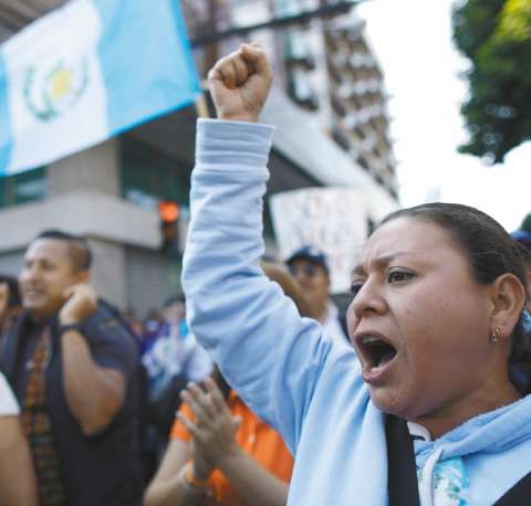 Una investidura presidencial cuesta arriba: ¿qué pasa en Guatemala?