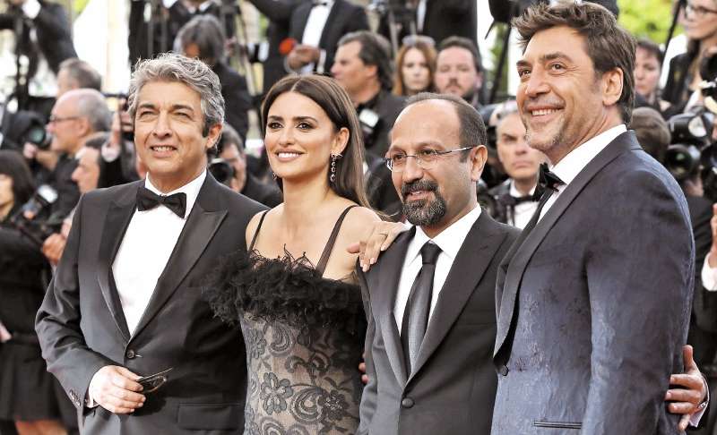 Ricardo Darín, Penélope Cruz, Asghar Farhadi y Javier Bardem, en Cannes. / AFP