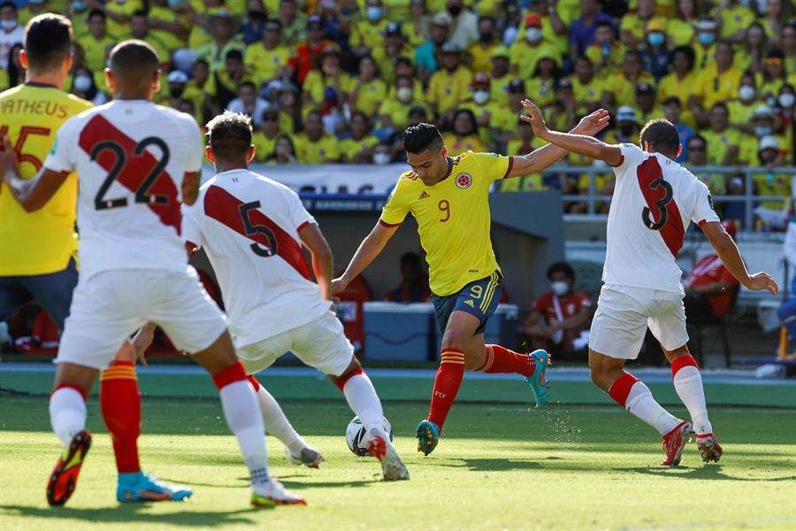 Falcao García contra la defensa peruana en las eliminatorias a Catar 2022.