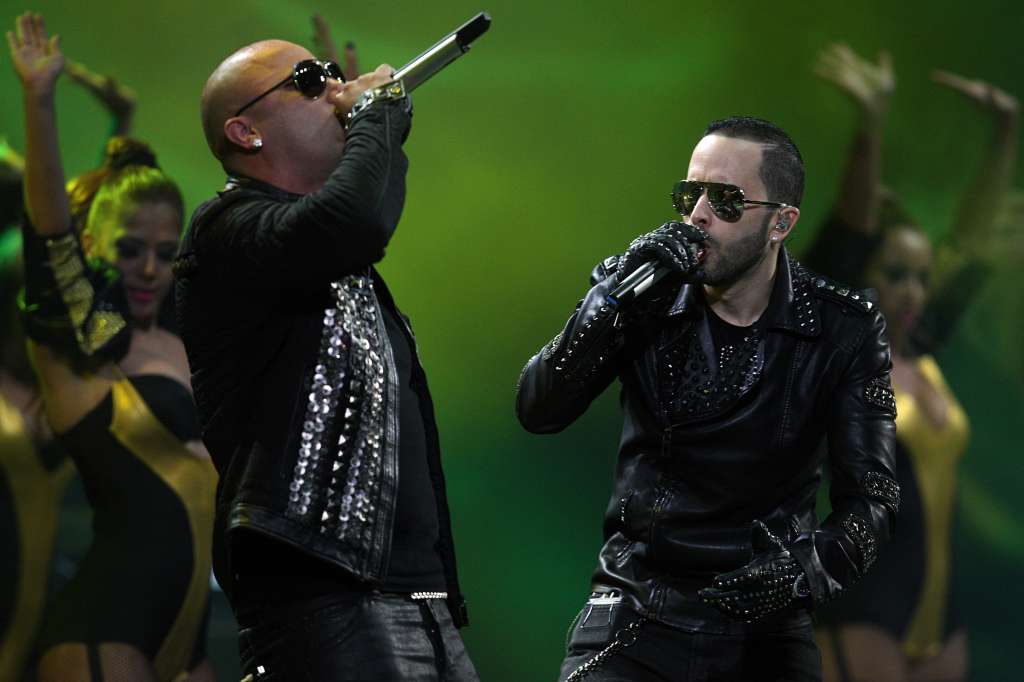En opinión de Wisin, “después de tantos años de sacrificio”, desde sus inicios en 1998 con su primer tema incluido en el disco “DJ Dicky, No Fear 3″, ya era tiempo para clausurar a lo grande un capítulo entre ambos.