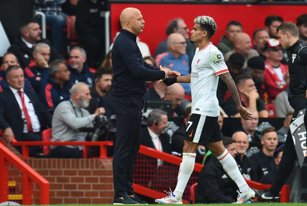Manchester (United Kingdom), 01/09/2024.- Luis Diaz of Liverpool (R) passes by Liverpool manager Arne Slot (L) during the English Premier League soccer match of Manchester United against Liverpool FC, in Manchester, Britain, 01 September 2024. (Reino Unido) EFE/EPA/PETER POWELL EDITORIAL USE ONLY. No use with unauthorized audio, video, data, fixture lists, club/league logos, 'live' services or NFTs. Online in-match use limited to 120 images, no video emulation. No use in betting, games or single club/league/player publications.