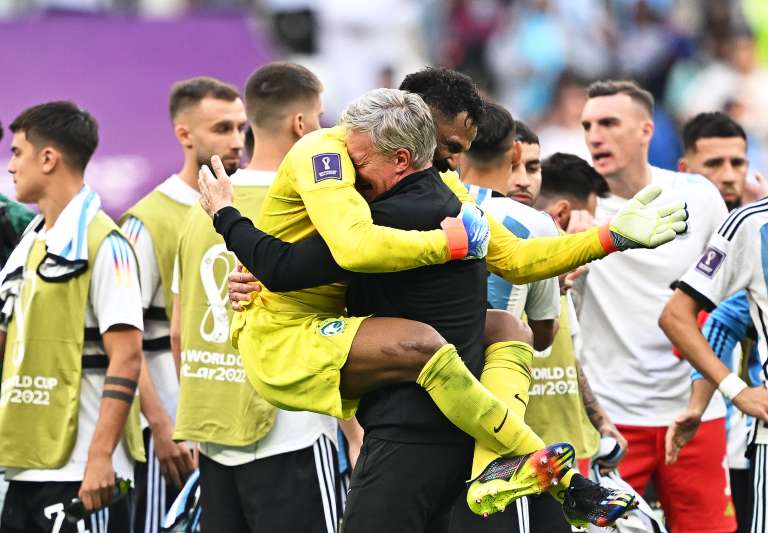El Arquero Mohammed Al-Owais celebra al final del partido luego de ganar 2 - 0, contra Argentina.