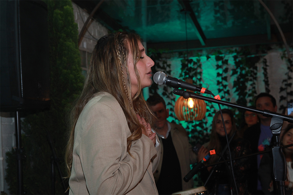 Laura Maré hizo su debut como cantante esta semana en Bogotá. Sus padres, Jorge Alfredo Vargas e Inés María Zabaraín vieron en primera fila su presentación.