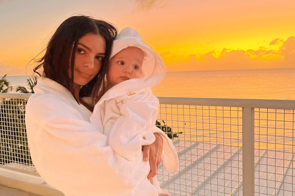 La modelo Emily Ratajkowski está en medio del huracán de críticas por publicar fotos desnuda junto a su bebé en una bañera.