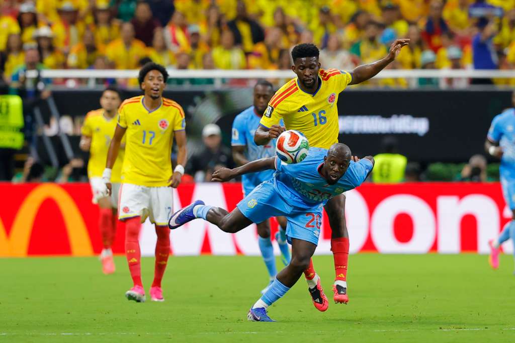 GR3172. GUADALAJARA (MÉXICO), 23/06/2026.- Jefferson Lerma (atrás) de Colombia disputa un balón con Yoane Wissa de Congo este martes, en un partido del grupo K del Mundial de la FIFA 2026 entre Colombia y RD Congo, en el estadio Akron en Guadalajara (México). EFE/ Francisco Guasco