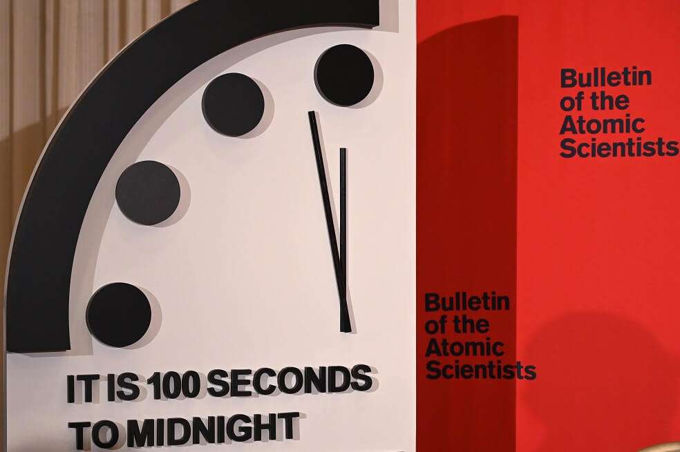 El reloj simbólico Doomsday to Midnight marcó 100 segundos hasta la medianoche o la llegada del "apocalipsis". / AFP