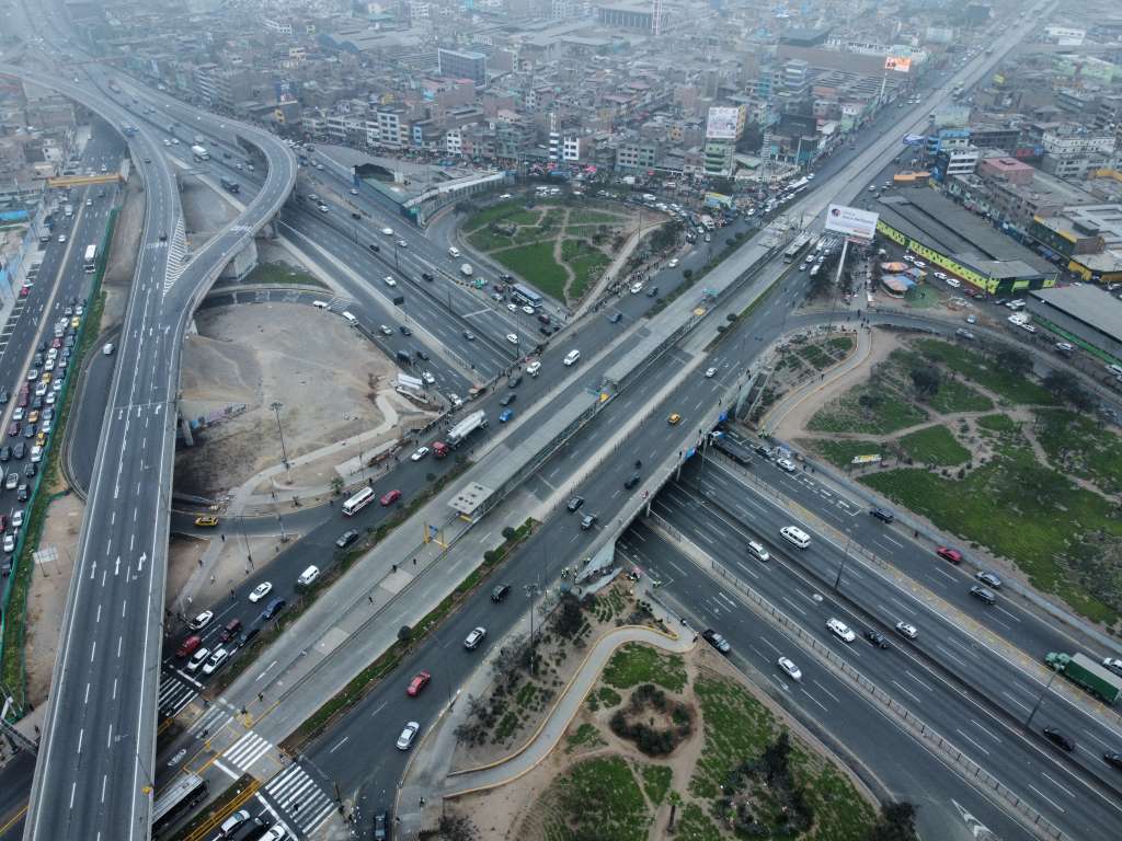 AME6183. LIMA (PERÚ), 10/10/2024.- Fotografía aérea de una avenida durante una jornada de paro de transportadores, este jueves en la ciudad de Lima (Perú). Al menos ocho personas fueron detenidas en Lima, durante las primeras horas de una paralización nacional que ha convocado los gremios de transporte urbano para exigir a las autoridades que tomen medidas efectivas para combatir el embate de la delincuencia y la extorsión. EFE/ John Reyes Mejia