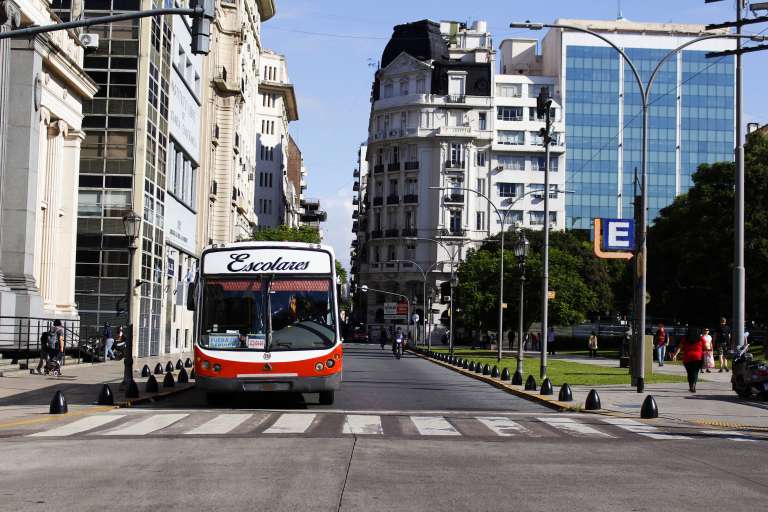 La fascinación por el fútbol, los emblemáticos vinos y la variedad gastronómica, la riqueza cultural y la imponente arquitectura de sus calles hacen de Buenos Aires, y de Argentina, un destino predilecto para quienes logran fascinarse con lo simple, pero también con lo maravilloso de conocer nuevos lugares.