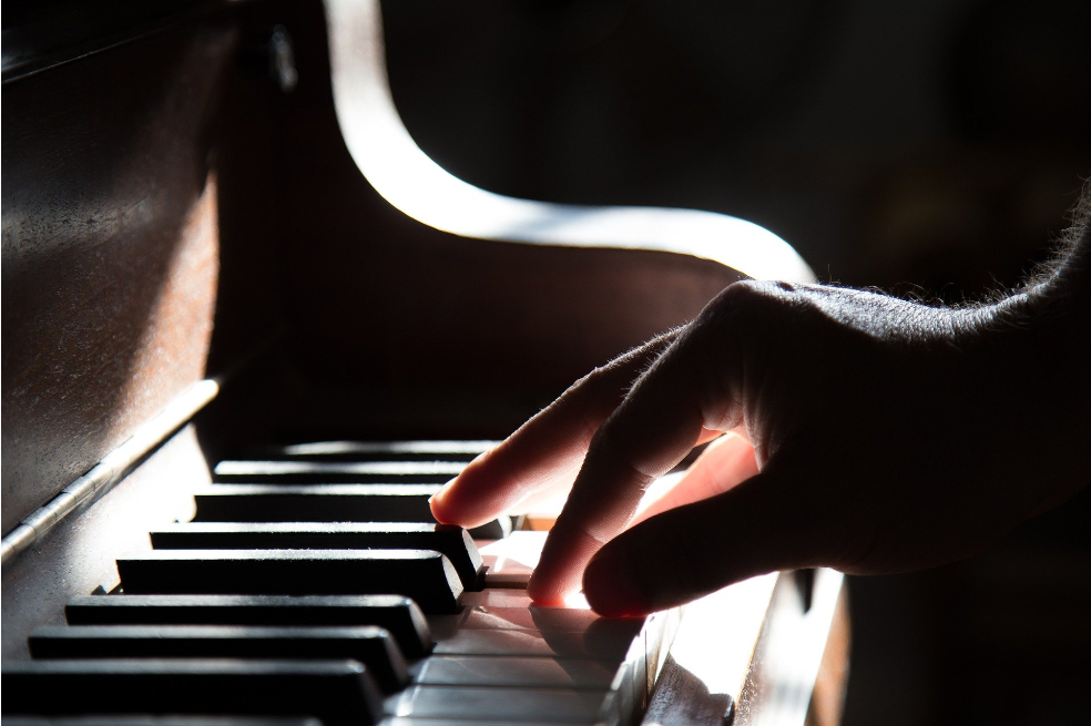Persona tocando el piano.