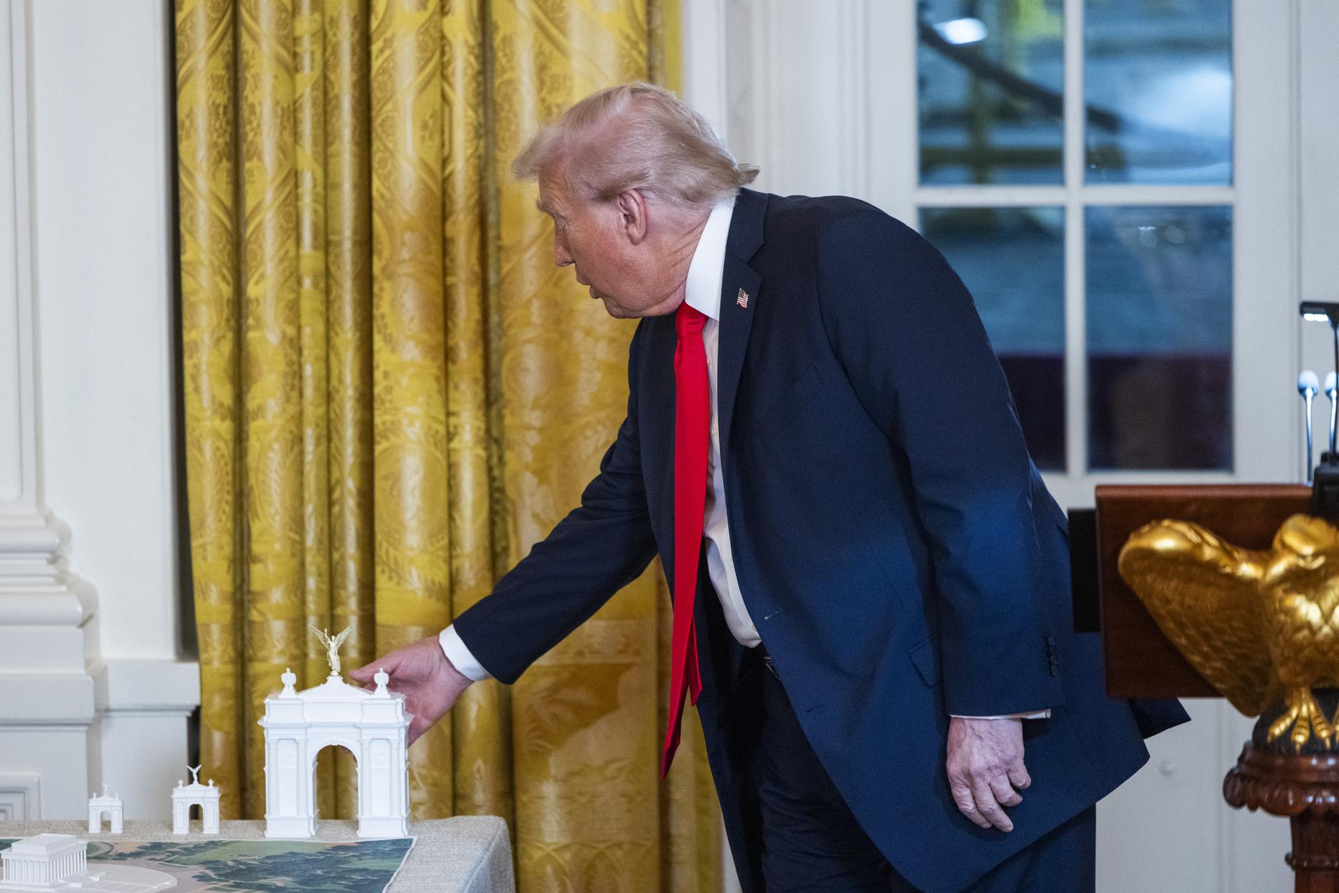 WASHINGTON (United States), 15/10/2025.- US President Donald Trump holds a model of the planned Triumph Arch as he speaks ahead of a dinner to raise money for his ballroom extension in the East Room of the White House in Washington, DC, USA, 15 October 2025. The 27400-square-meter ballroom expansion of the White House will seat an estimated 900 people and is estimated to cost 200 million US dollars. EFE/EPA/JIM LO SCALZO / POOL