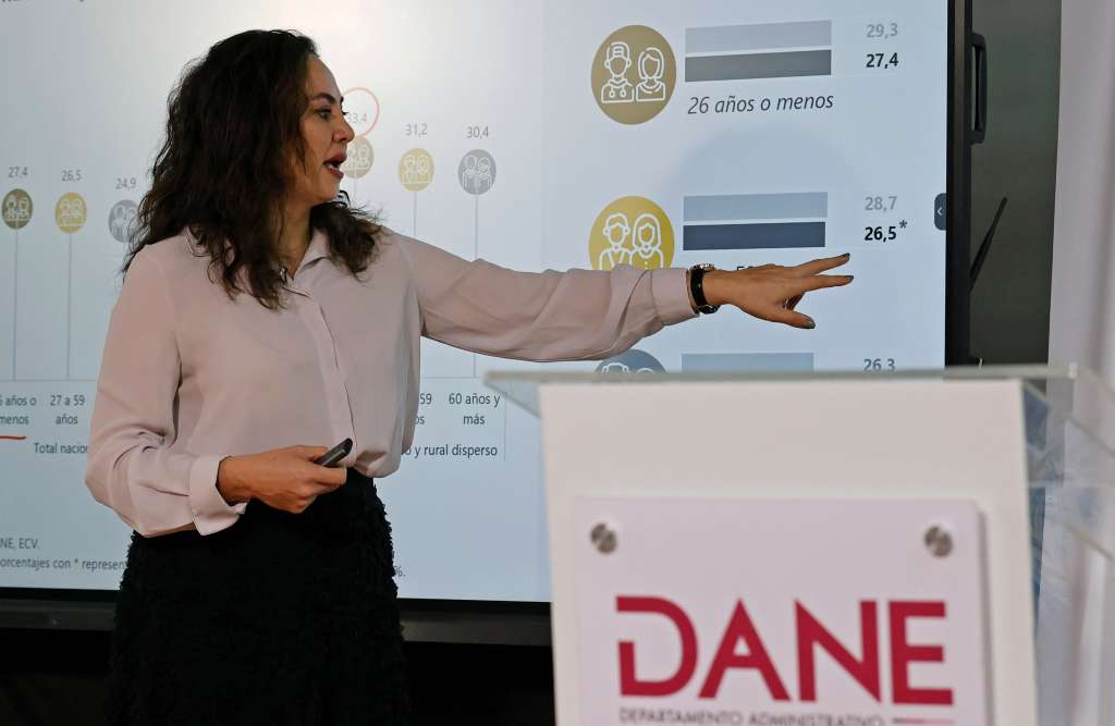 AME8595. BOGOTÁ (COLOMBIA), 24/05/2024.- La directora del Departamento Administrativo Nacional de Estadística (DANE), Piedad Urdinola, habla durante una rueda de prensa sobre inseguridad alimentaria este viernes, en Bogotá (Colombia). La inseguridad alimentaria grave o moderada en Colombia descendió en 2023 con respecto a 2022, pero sigue afectando a más de un cuarto de los hogares del país, mientras que la inseguridad alimentaria grave apenas ha sufrido cambios y sigue afectando a un 4,8 % de hogares, según los datos publicados este viernes por el Gobierno colombiano y la FAO. EFE/ Mauricio Dueñas Castañeda