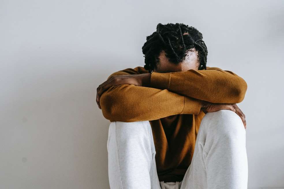 Piscis:
Los Piscis viven sus emociones con mucha intensidad. Así como la alegría los puede impulsar a hacer cosas divertidas, el miedo los puede paralizar por completo y evitar que se tomen decisiones.
En ocasiones, los Piscis pueden sufrir de baja autoestima y esto resulta en que no creen que cuenten con las suficientes capacidades para hacer algo. Por esta razón, se acobardan y no emprenden nuevos proyectos.