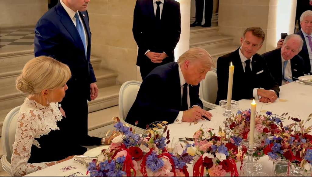AME2011. PARÍS (FRANCIA), 17/06/2026.- Captura de un video difundido en la cuenta en X @Scavino47 del asesor presidencial Dan Scavino del presidente de Estados Unidos, Donald Trump, firmando el acuerdo con Irán junto a su homólogo de Francia Emmanuel Macron este miércoles, en el Palacio de Versalles (Francia). EFE/ @Scavino47 /SOLO USO EDITORIAL/ SOLO DISPONIBLE PARA ILUSTRAR LA NOTICIA QUE ACOMPAÑA (CRÉDITO OBLIGATORIO)