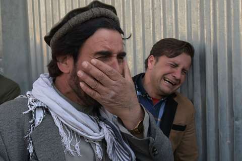 Hombres disfrazados de médicos asesinan en hospital de Kabul