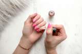 ¿Qué son las uñas coquette? Así se lleva la nueva tendencia del año