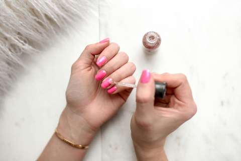 Manicure semipermanente sencillo y juvenil para uñas cortas
