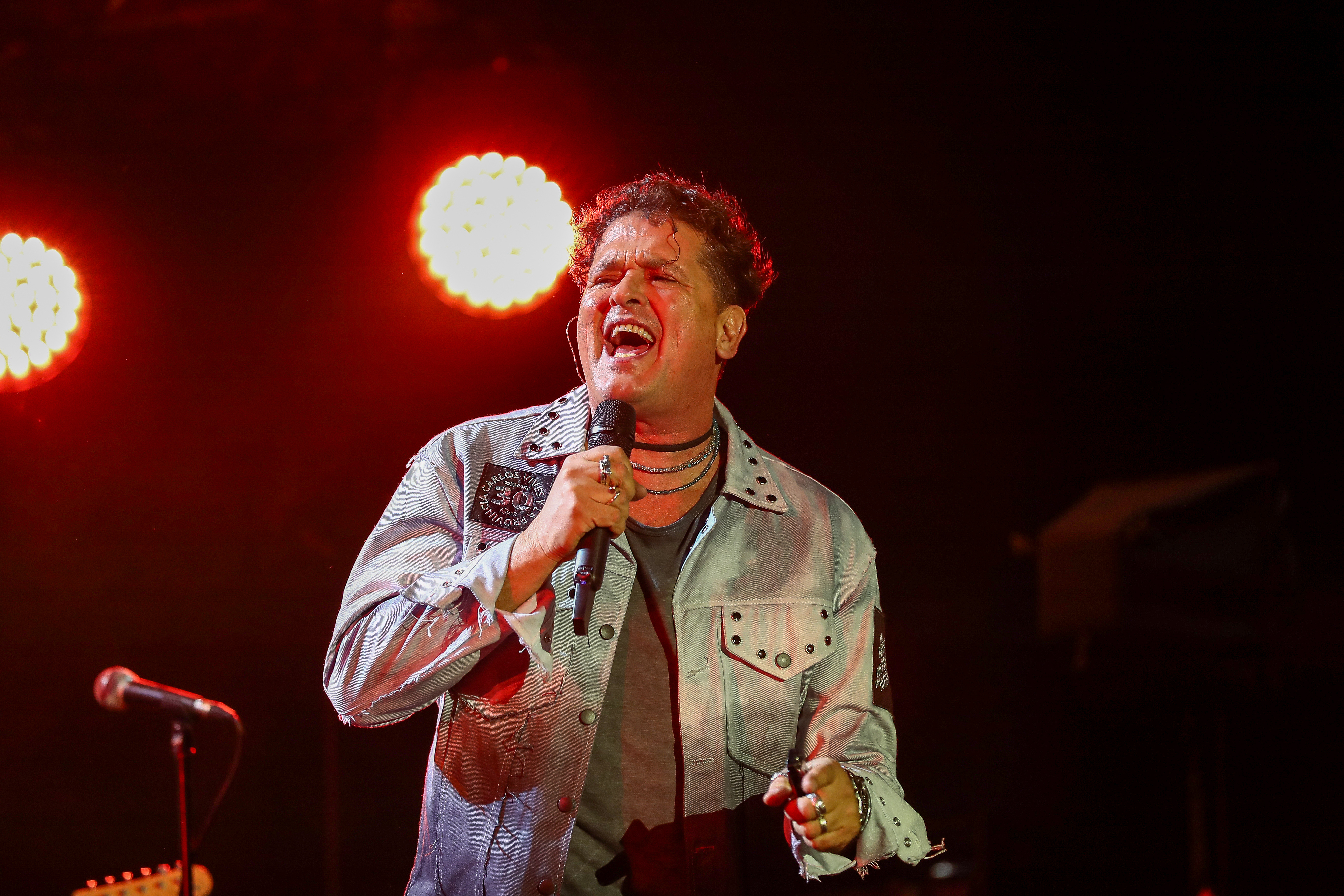 AME7945. QUITO (ECUADOR), 22/05/2024.- Fotografía de archivo fechada el 21 de marzo de 2024 del cantante colombiano Carlos Vives mientras se presenta en concierto durante su gira 'El Tour de los 30', en el coliseo Rumiñahui, en Quito (Ecuador). El cantautor colombiano Carlos Vives fue nombrado la 'Persona del año' por la Academia Latina de la Grabación en reconocimiento a sus tres décadas de trayectoria musical y su ayuda filantrópicas, informó este miércoles esa organización.EFE/ José Jácome/ARCHIVO