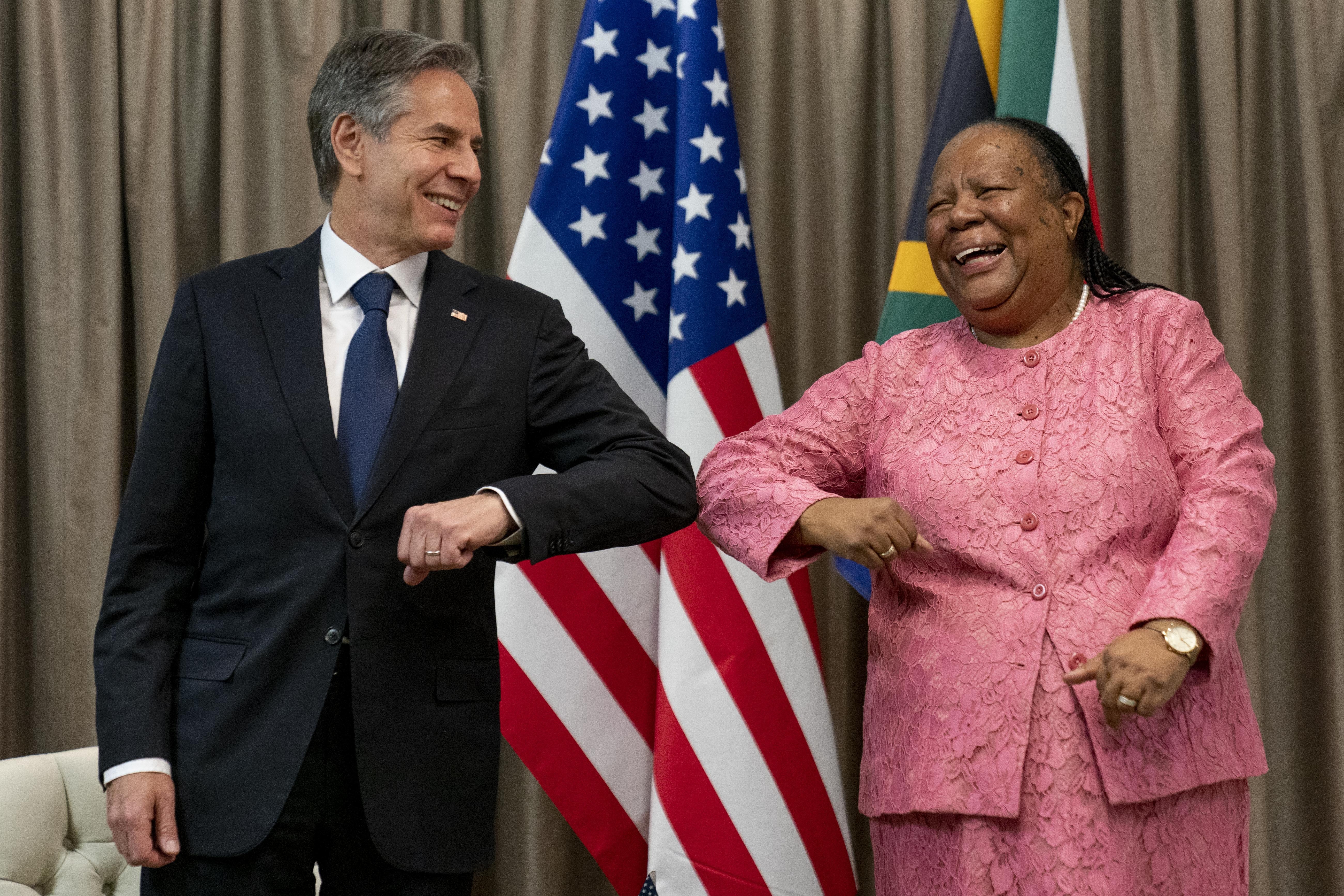 El secretario de Estado de EE. UU., Antony Blinken, es recibido por la ministra de Relaciones Exteriores de Sudáfrica, Naledi Pandor.