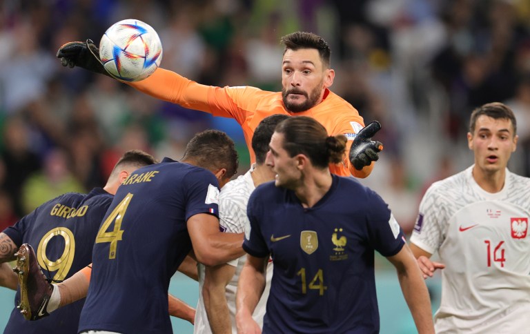 Doha (Qatar), 04/12/2022.- Goalkeeper Hugo Lloris of France in action during the FIFA World Cup 2022 round of 16 soccer match between France and Poland at Al Thumama Stadium in Doha, Qatar, 04 December 2022. (Mundial de Fútbol, Francia, Polonia, Catar) EFE/EPA/Friedemann Vogel