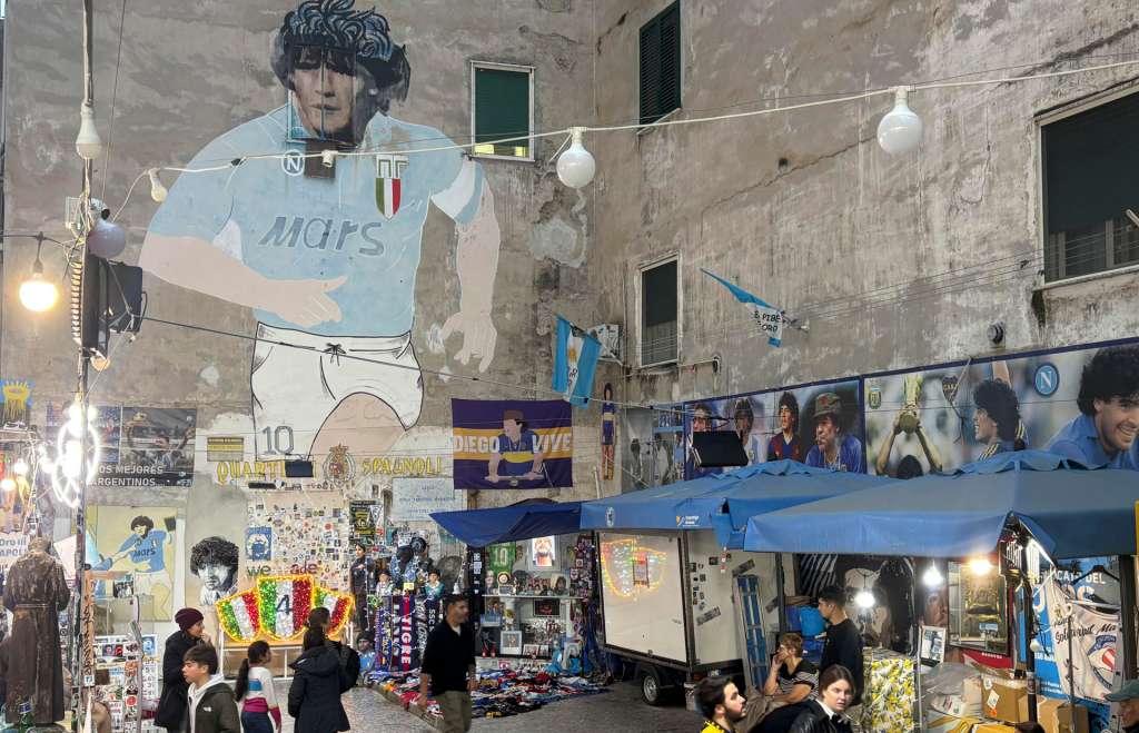 NÁPOLES (ITALIA), 25/11/2025.- "Como si hubiera muerto un familiar", confiesa el napolitano Luigi al recordar la muerte de Diego Armando Maradona hace cinco años, un sentimiento que se extiende por toda Nápoles (sur), repleta de homenajes al astro argentino y donde el pesar por su pérdida se mantiene todavía hoy entre aficionados de todas las generaciones.EFE/ Carlos Expósito