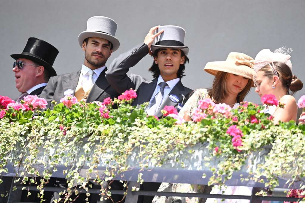 epa10014530 Race-goers on day two of Royal Ascot in Ascot, Britain, 15 June 2022. Royal Ascot is Britain's most valuable horse race meeting and social event running daily from 14 to 18 June 2022. Britain's Queen Elizabeth is not expected to attend due to on-going mobility issues. EPA/NEIL HALL