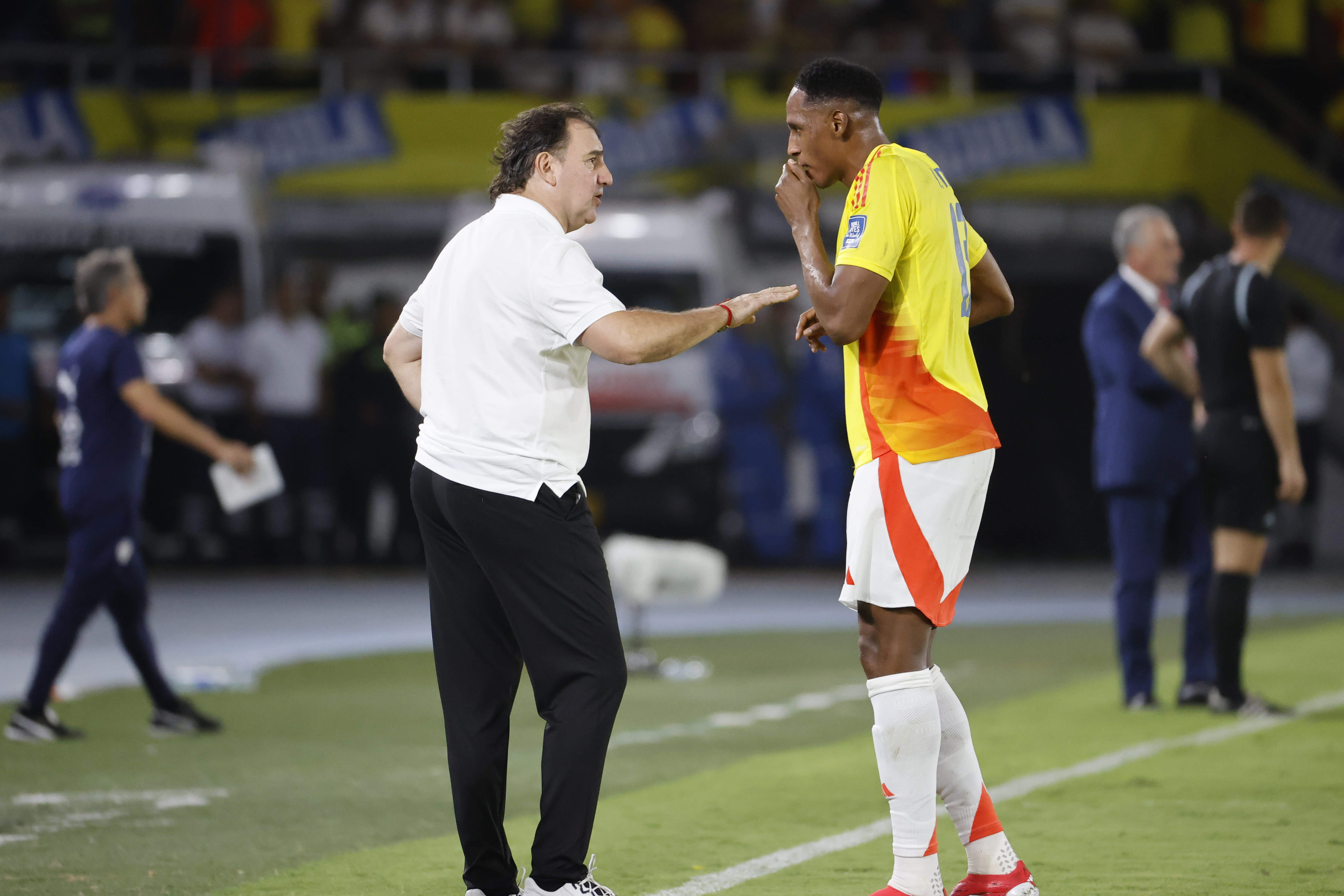 . BARRANQUILLA (COLOMBIA), 25/03/2025.- El entrenador de Colombia Néstor Lorenzo (i) habla con Yerry Mina este martes en un partido de las eliminatorias sudamericanas para el Mundial de 2026 entre las selecciones de Colombia y Paraguay en el estadio Metropolitano Roberto Melendez en Barranquilla (Colombia). EFE/Mauricio Dueñas Castañeda