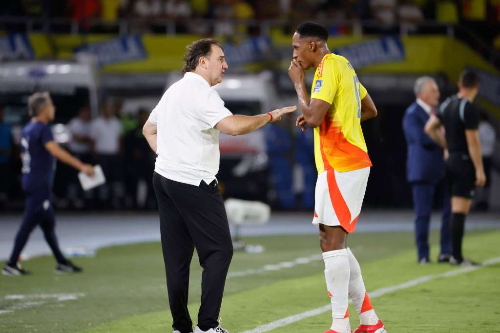 . BARRANQUILLA (COLOMBIA), 25/03/2025.- El entrenador de Colombia Néstor Lorenzo (i) habla con Yerry Mina este martes en un partido de las eliminatorias sudamericanas para el Mundial de 2026 entre las selecciones de Colombia y Paraguay en el estadio Metropolitano Roberto Melendez en Barranquilla (Colombia). EFE/Mauricio Dueñas Castañeda