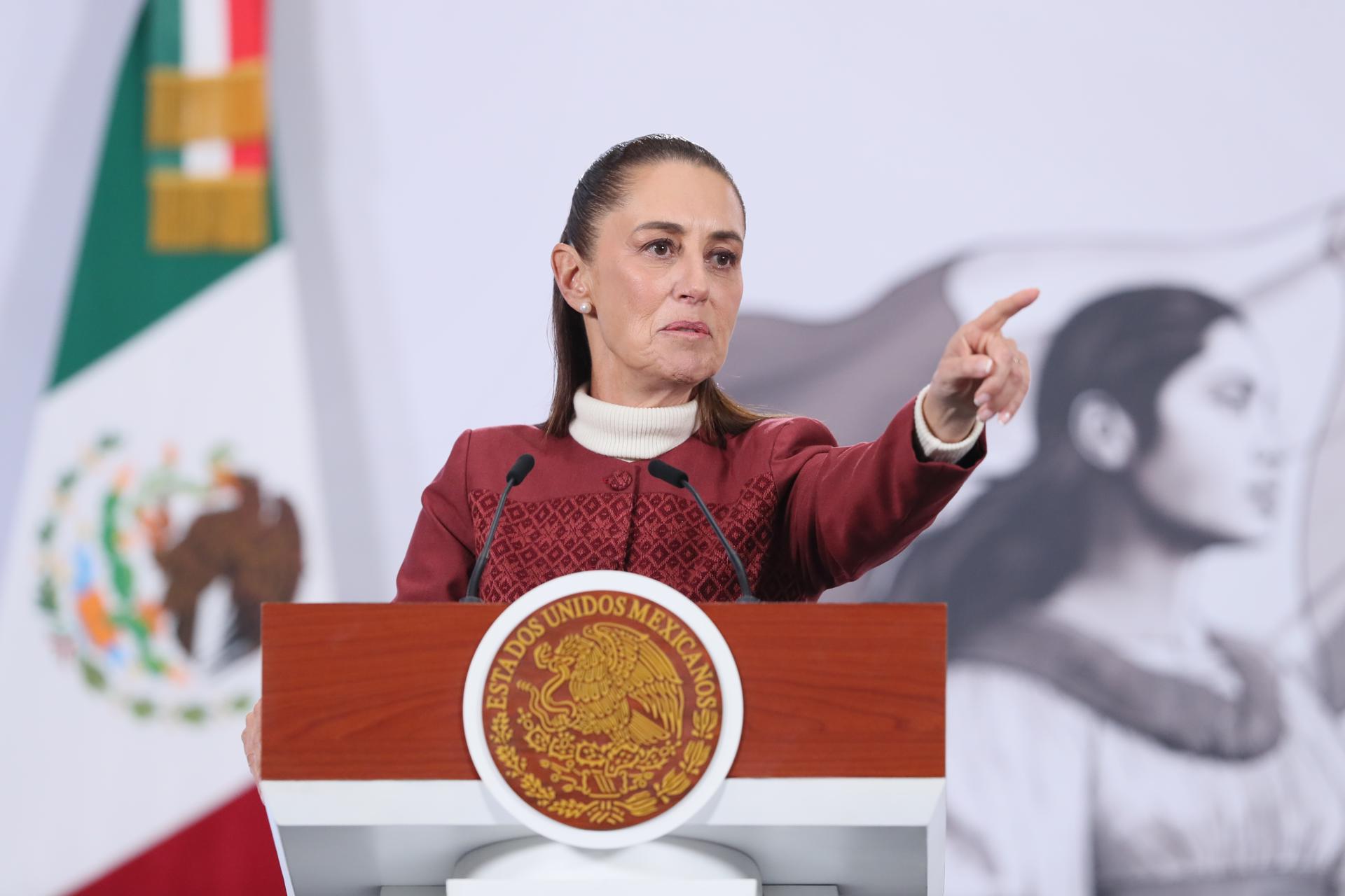 MEX2474. CIUDAD DE MÉXICO (MÉXICO), 12/01/2026.- La presidenta de México, Claudia Sheinbaum, habla durante una rueda de prensa este lunes, en el Palacio Nacional de la Ciudad de México (México). La negativa a una intervención militar de Estados Unidos a México, la próxima revisión del tratado comercial, así como el rechazo a los ataques a Venezuela por parte de Washington fueron los temas que abordaron Sheinbaum y su homólogo estadounidense, Donald Trump, durante la llamada que sostuvieron. EFE/Mario Guzmán
