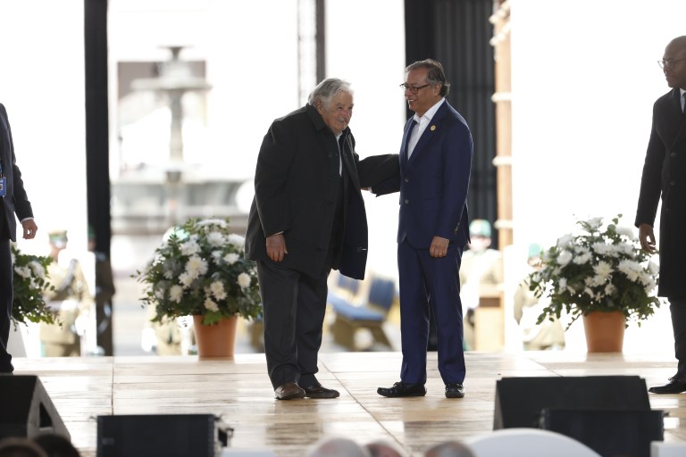 El presidente Petro le entrega a Pepe Mujica la Cruz de Boyacá en Uruguay
