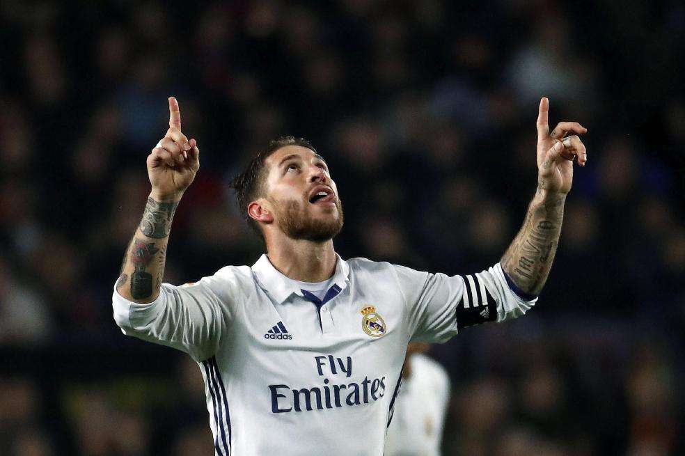 El defensa del Real Madrid Sergio Ramos celebra el gol marcado ante el FC Barcelona, durante el partido de la decimocuarta jornada de Liga que fue disputado en el Camp Nou de Barcelona en 2020.