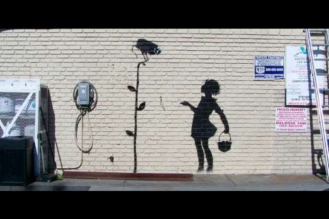 Banksy es criticado por vender sus grafitis