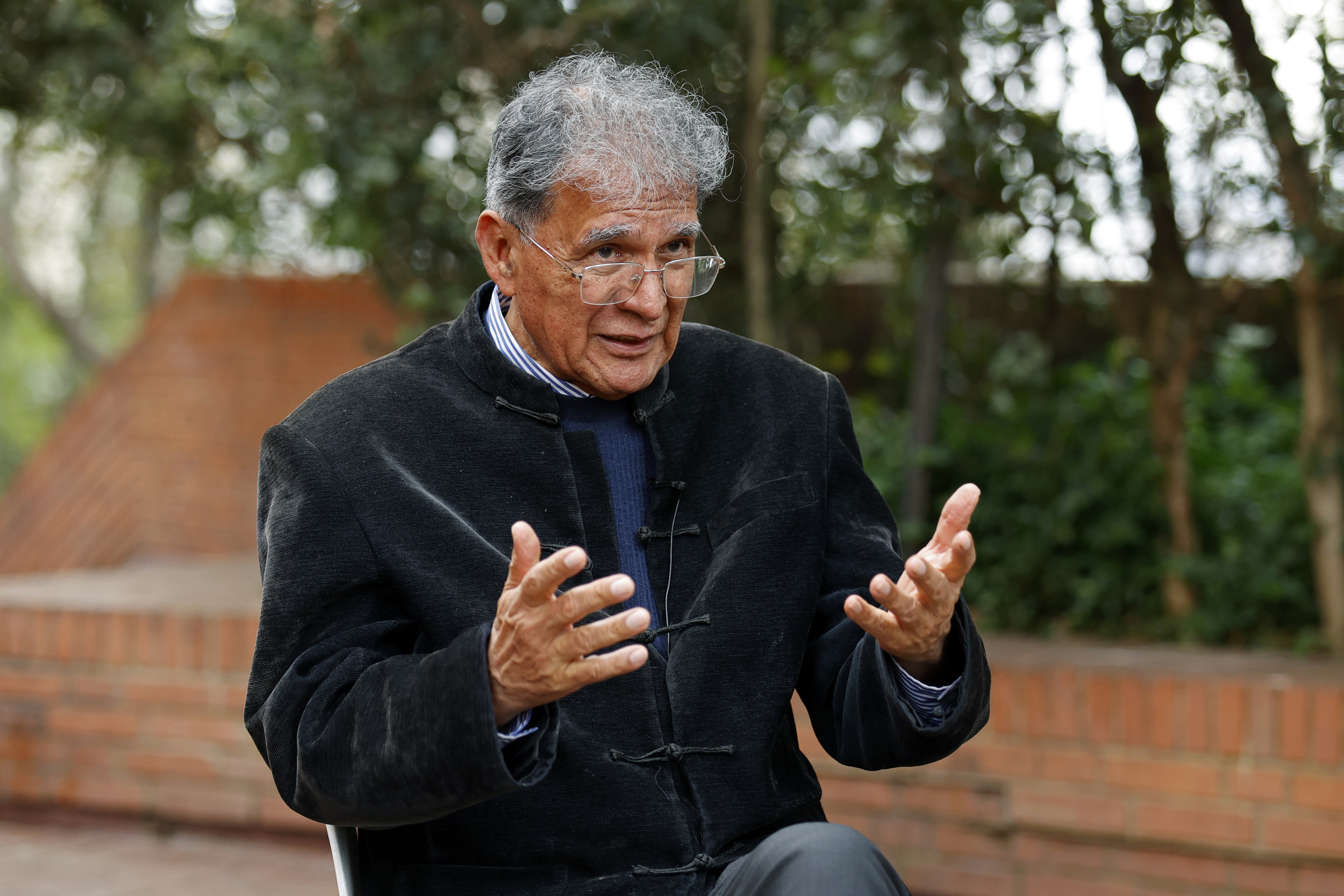 AME4103. BOGOTÁ (COLOMBIA), 14/06/2024.- El jefe negociador del Gobierno Camilo González Posso habla durante una entrevista con EFE, el 13 de junio del 2024, en Bogotá (Colombia). En medio de la crisis en la negociación con el Estado Mayor Central (EMC), principal disidencia de las FARC, tras la división de este grupo, el Gobierno colombiano confía en lograr un acuerdo con la parte menos beligerante "si no definitivo, sí irreversible en el camino de la paz". EFE/Mauricio Dueñas Castañeda
