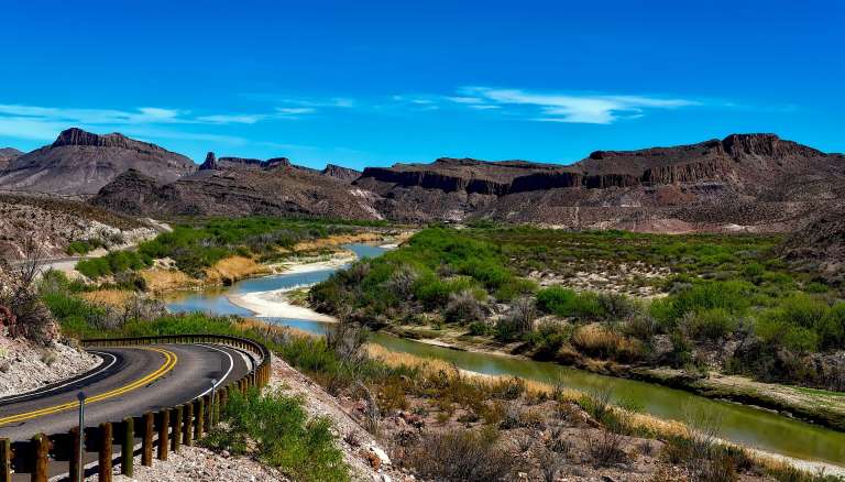 Parque Nacional de Big Bend, Texas, Estados Unidos
El Parque Nacional de Big Bend y su paisaje es ya toda una leyenda de la frontera de Texas.
Conocido por sus amplios cielos estrellados y sus hermosos cañones, el parque es uno de los más remotos del estado y también el más extenso: tiene más de 324.000 hectáreas.