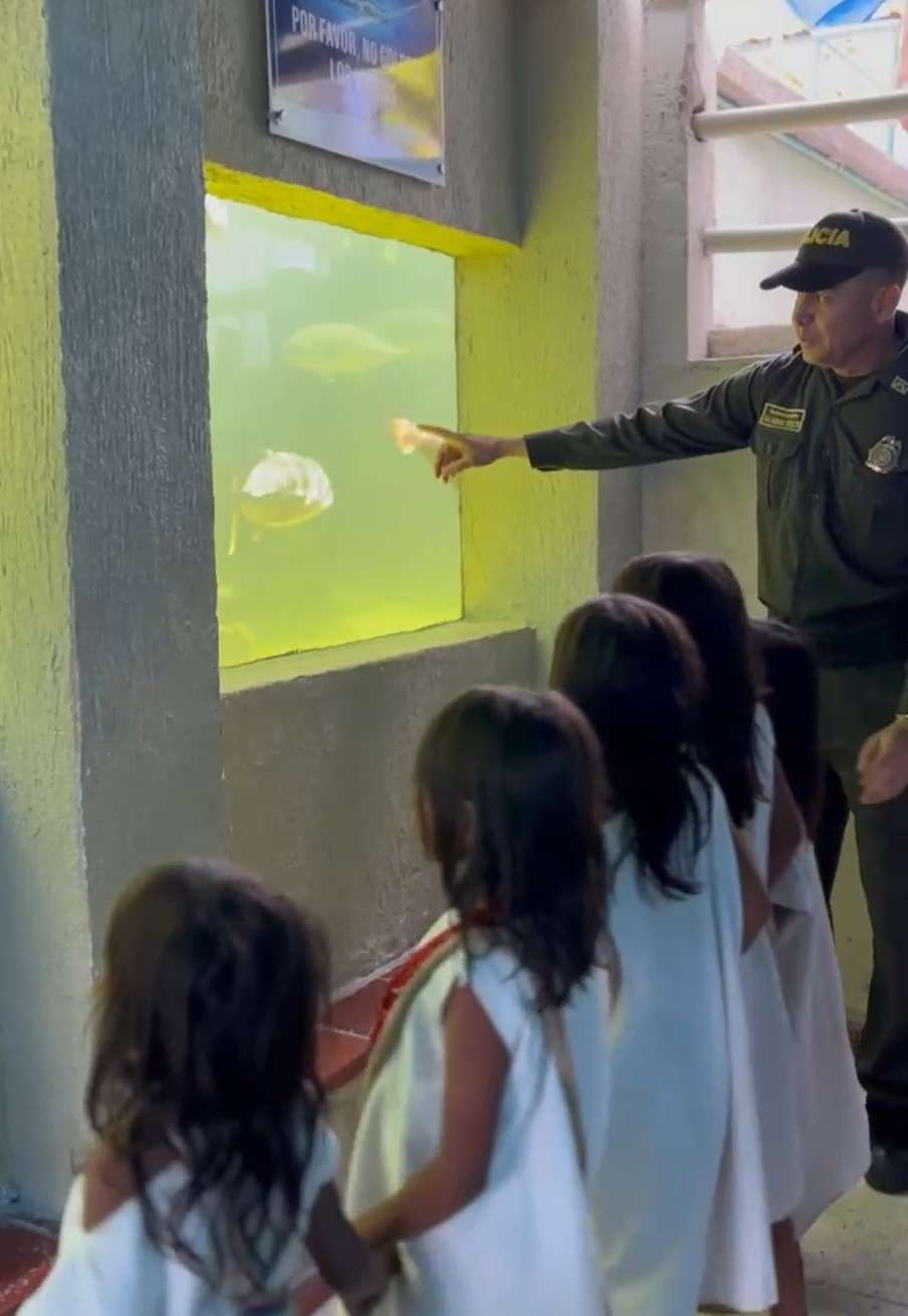 Niños Kogui en acuario de Santa Marta.