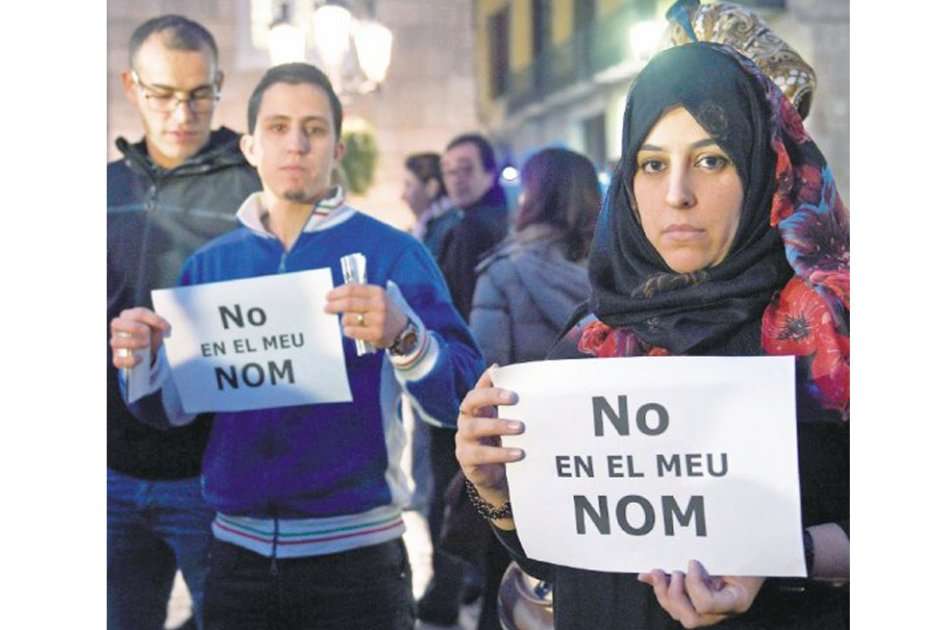 Manifestantes musulmanes en Barcelona con carteles que rezan: “No en mi nombre”. / AFP