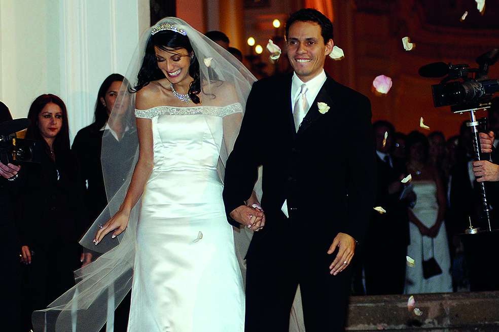 Marc Anthony se casó con Dayanara Torres, Miss Universo 1993. Tuvieron 2 bodas, en 2000 en Las Vegas y en 2002 en San Juan. Tuvieron 2 hijos y se separaron oficialmente en 2004.